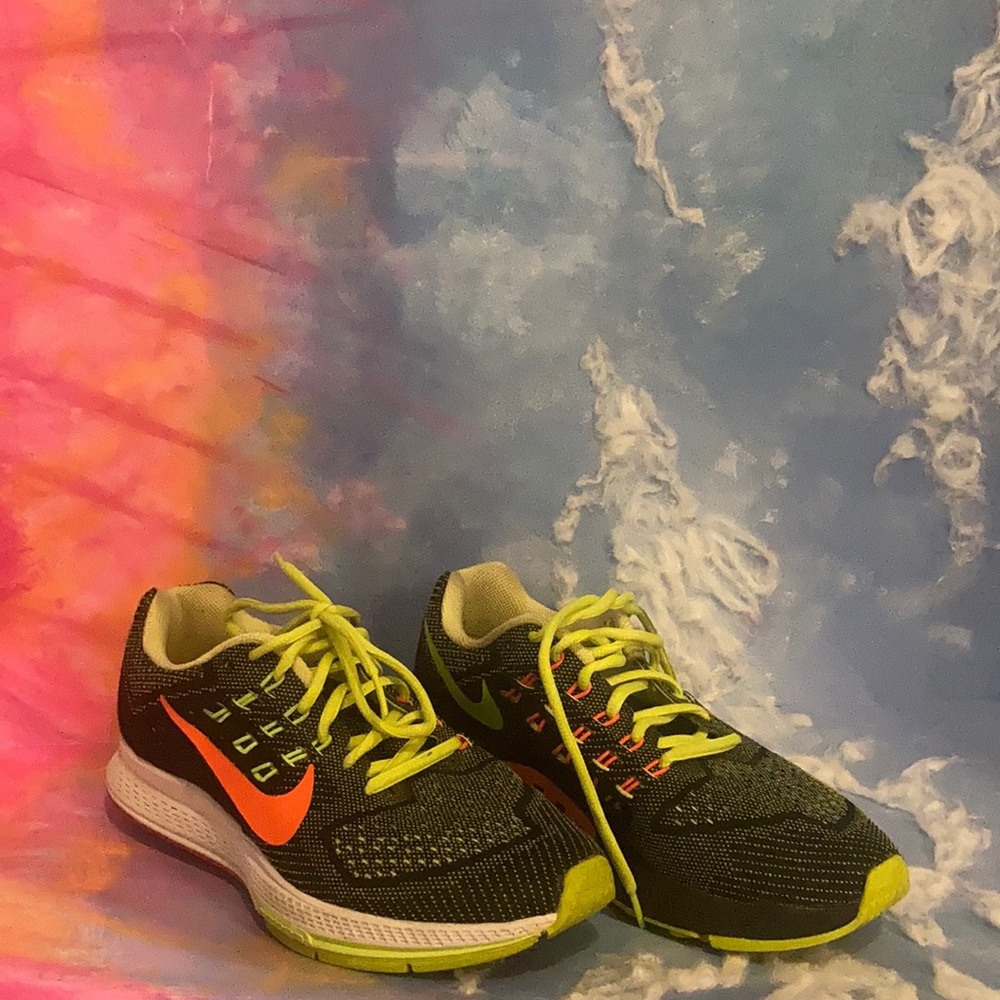 Nike runners men’s 7 fits woman’s 9 or 8.5